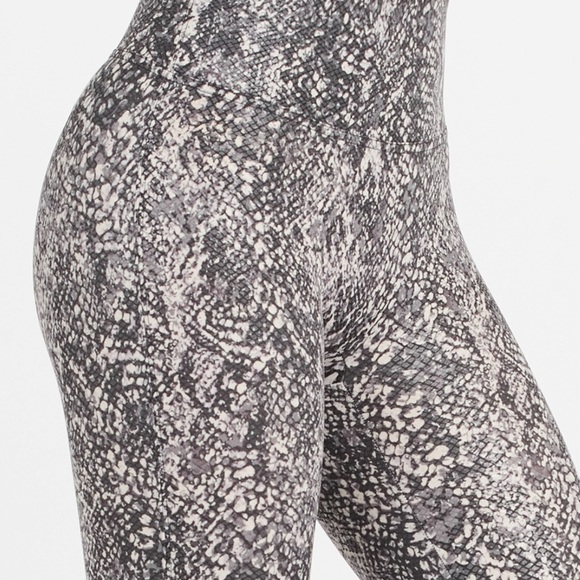 SPANX NWT FAUX LEATHER SNAKE SHINE LEGGINGS GRAY WHITE - Picture 3 of 12